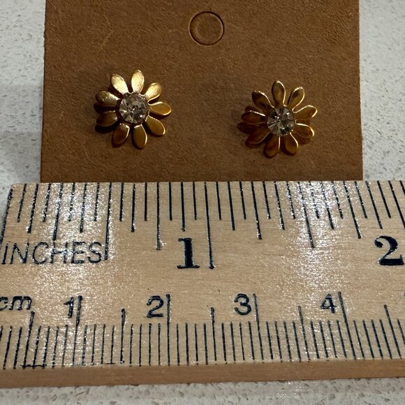 🌴Small Daisy Stud Earrings🌴 - Picture 2 of 4